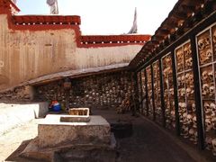 -比如骷髅墙景区