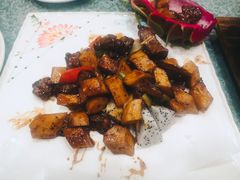 火龙果炒牛肉粒-峰少印宴·私房菜·生猛海鲜·地道水乡菜(万江店)