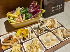 -花菇朵·云山雀 ll 野生菌锅·野果酸汤·精品滇菜(万柳店)