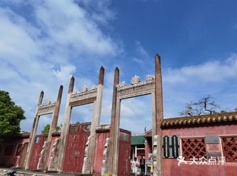 位置：学宫又叫孔庙，就位于罗定中学旁边，按照大众点评