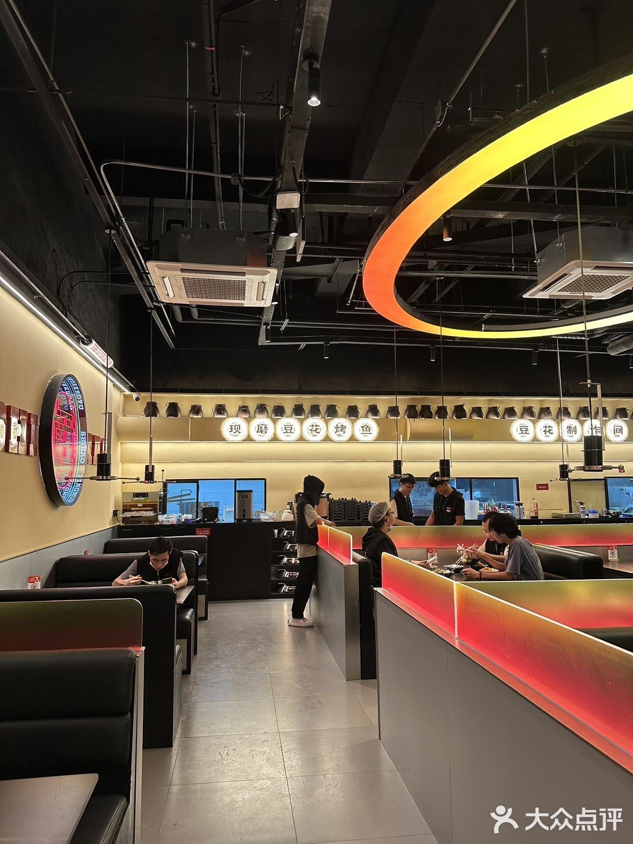 ️自助饮料：三元饮品自助区，有免费无限续的冰淇淋
