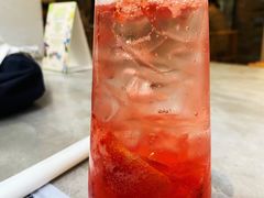草莓气泡水-自如ZSPACE四合院艺术餐厅