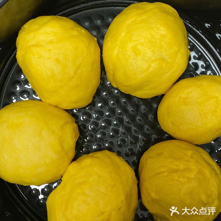 水可以替换成冰箱里冷藏过的牛奶，做面包最主要的是揉面