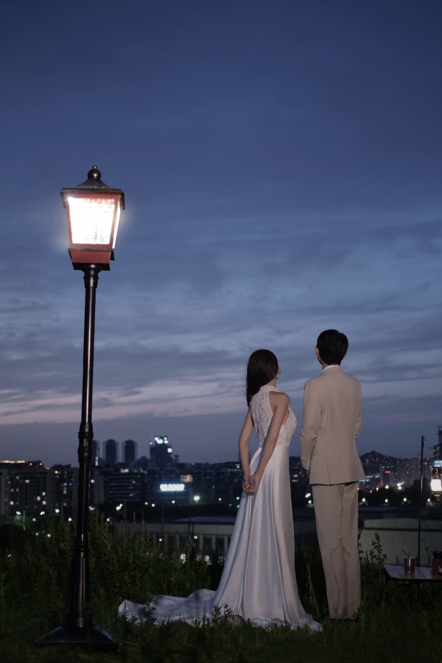 夜色里的恋人依偎