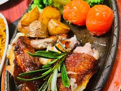 秘制烤春鸡配西兰花和迷迭香-WOLFGANG PUCK KITCHEN & BAR(迪士尼小镇店)