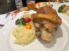 烤猪肘配酸菜土豆泥-兰特伯爵西餐厅·啤酒屋(方庄店)