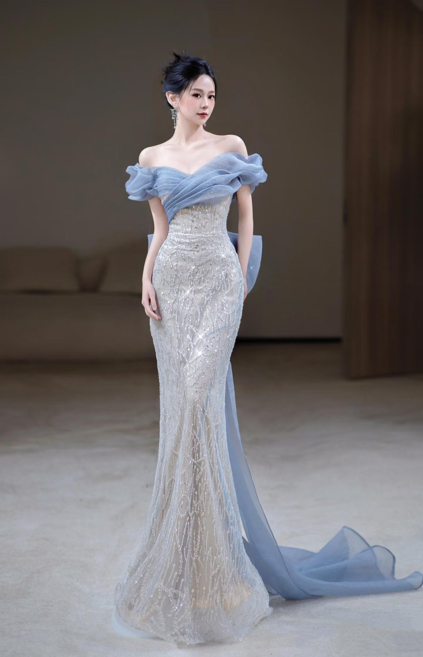 优雅清新脱俗的浅蓝色闪亮晚礼服