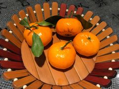 等上菜时的水果-京尊烤鸭店JINGZUN(春秀路店)