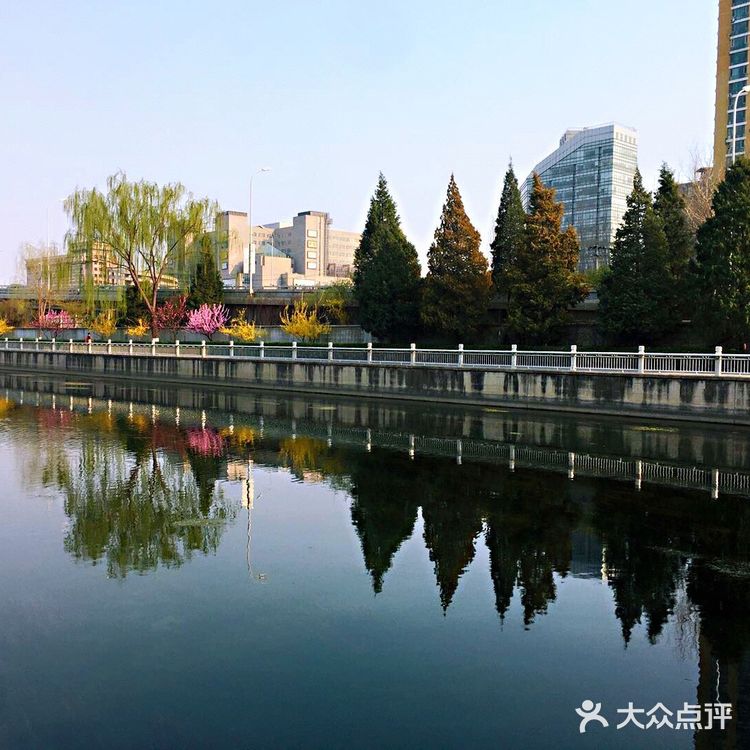 北京绿道，顾名思义，北京的绿色道路。不去深究其定义
