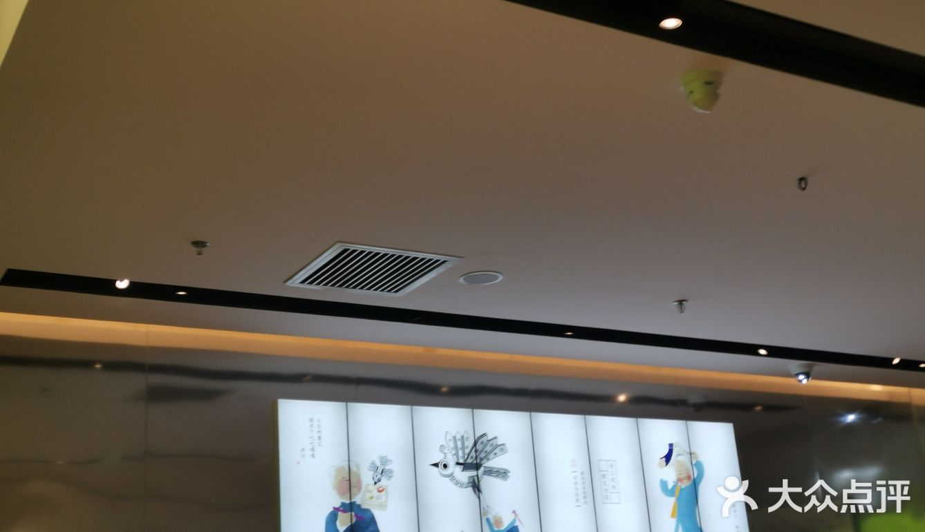 推荐招牌酥皮山楂叉烧包,香草脆鲜奶,鲍汁凤爪