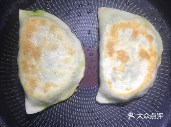 1分钟后，饼翻面儿，烙至两面金黄就可以出锅啦