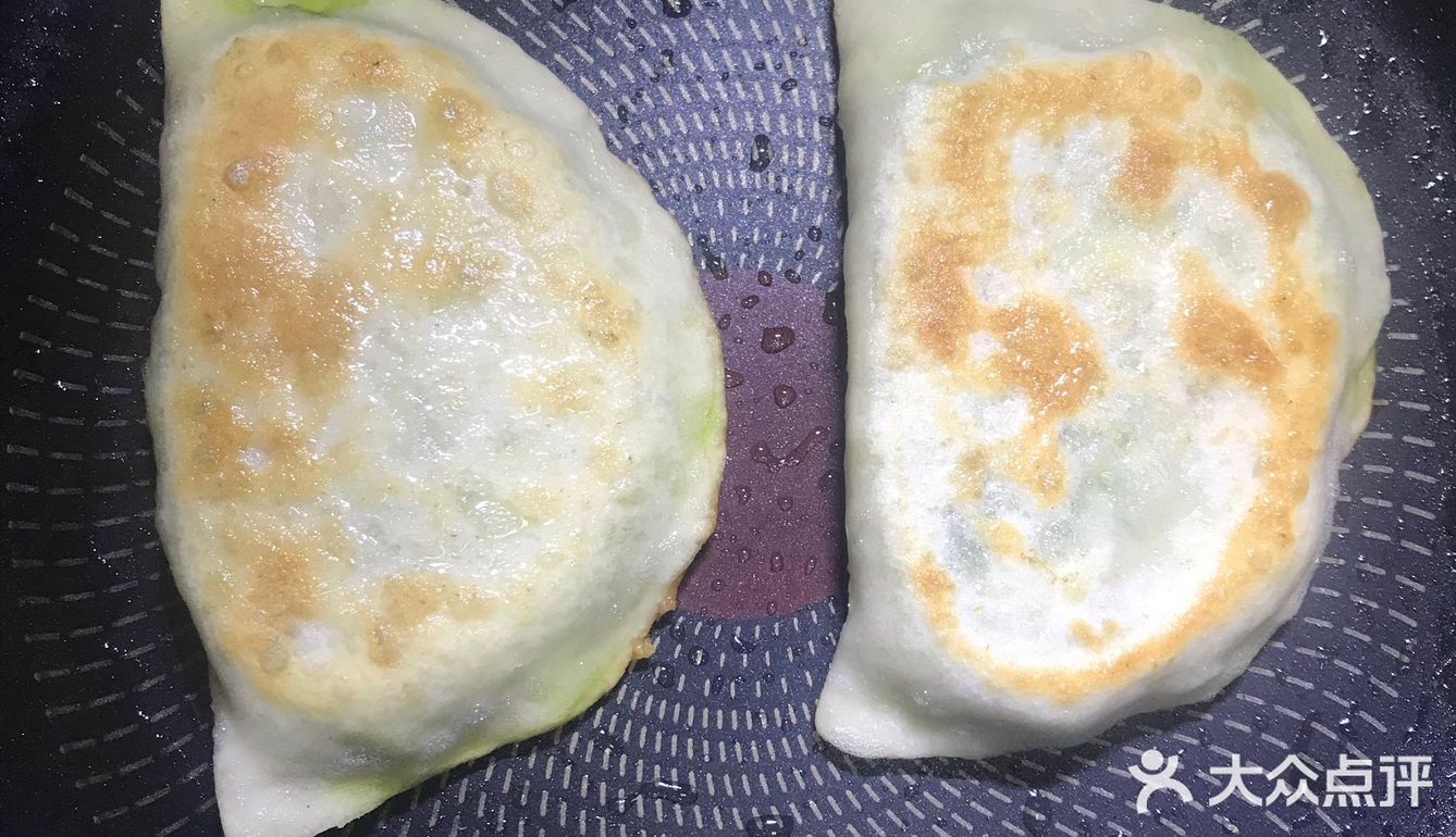 1分钟后，饼翻面儿，烙至两面金黄就可以出锅啦