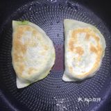 1分钟后，饼翻面儿，烙至两面金黄就可以出锅啦