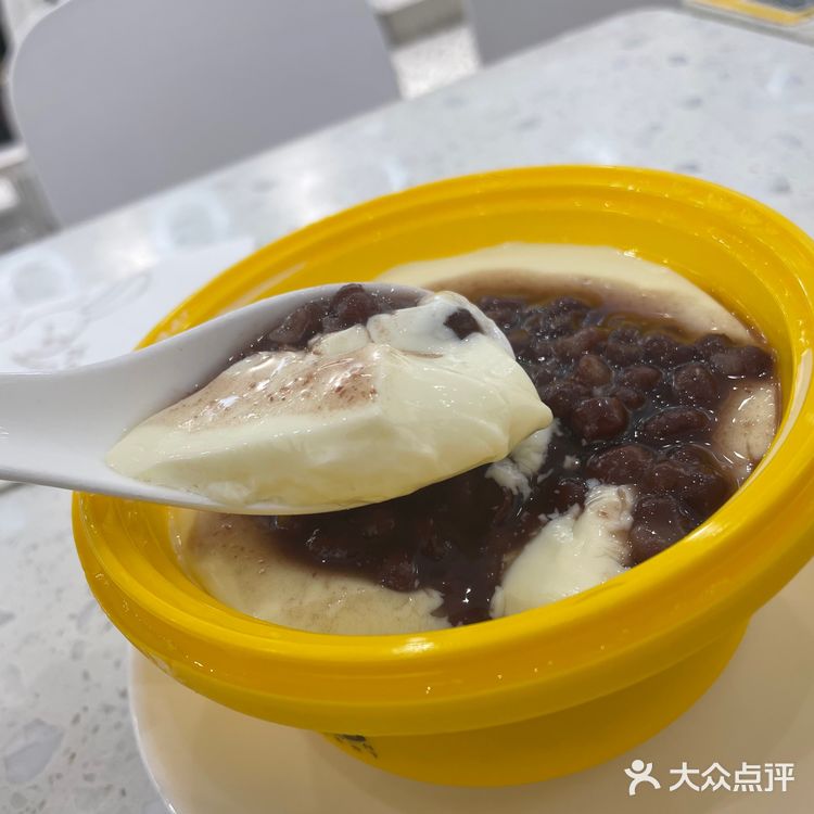 作为甜品控，没次吃到这些都很开心。这家店在凯德地下二层