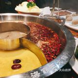 没有那么清爽。店面中间有个自助调料台