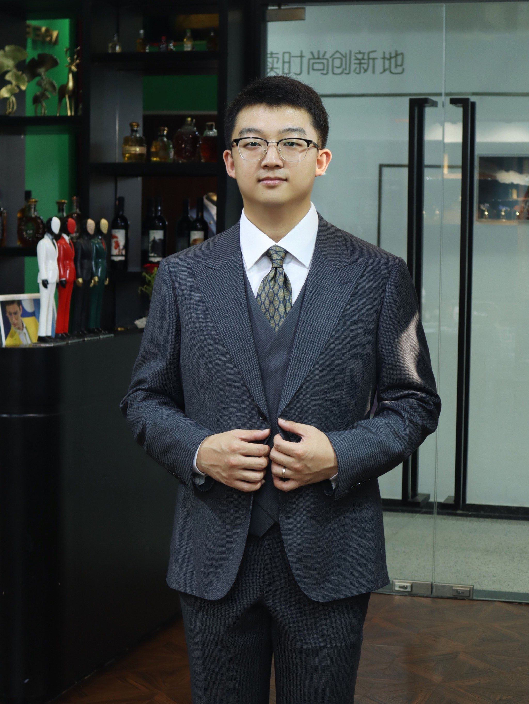 光泽 垂感十足
鸟眼纹采用了特殊纹理面料的西装
因其独特的纹理