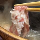汤是清水涮！就代表羊肉是最好的！要是来点老北京糊饼