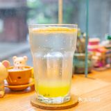 这家店很抢眼～太热的天气找家小店发呆也是很舒服