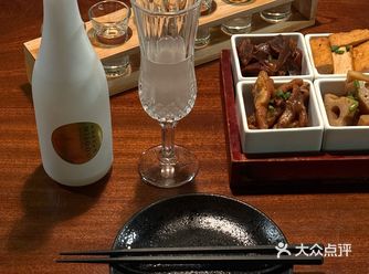 深夜去胡同里的中式小酒馆小酌 一落座就上了一排米酒s