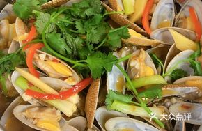 Steamed Clams in Wooden Bucket