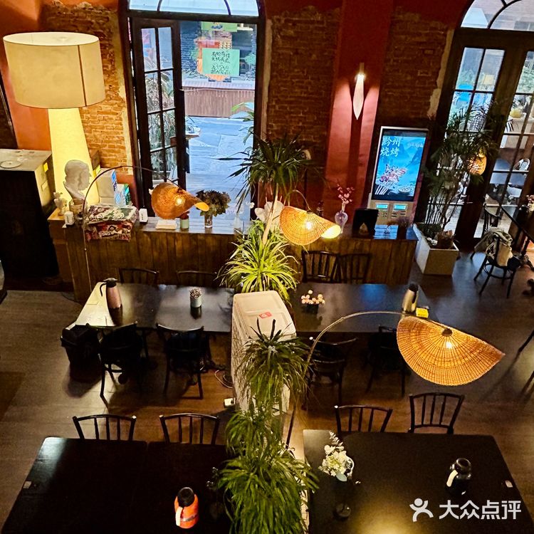 没出国 在郑州！平价餐厅里他真的坠有氛围‼️