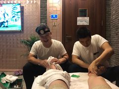 一人按摩、一人修脚-优雅岁月足浴会所