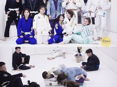 -菠萝格斗巴西柔术训练馆