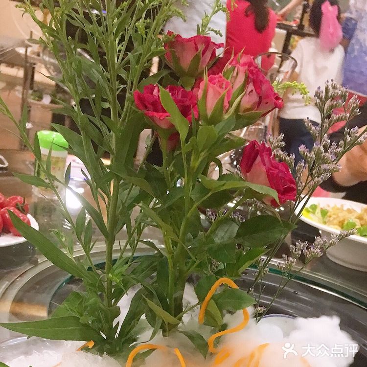 东西，实在是吃不动了，服务小哥真逗，忘记给小料纸