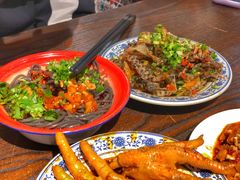 -爆炸头阿姨小四川正宗川味小吃(无任何分店)