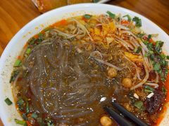 -爆炸头阿姨小四川正宗川味小吃(无任何分店)