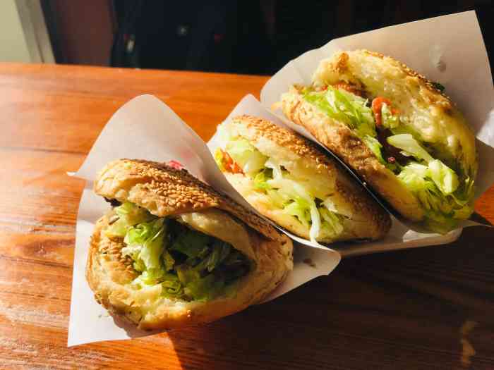 杨家烧饼-"烧饼挺不错的,价格也很实惠店面就在马路边.