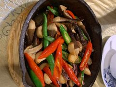 尖椒腊肉炒鸡枞菌-福照楼汽锅鸡·云南特色菜(万达广场店)