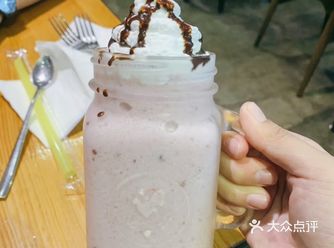 学校很大，但是不错的小店基本没多少，这个咖啡店让我印