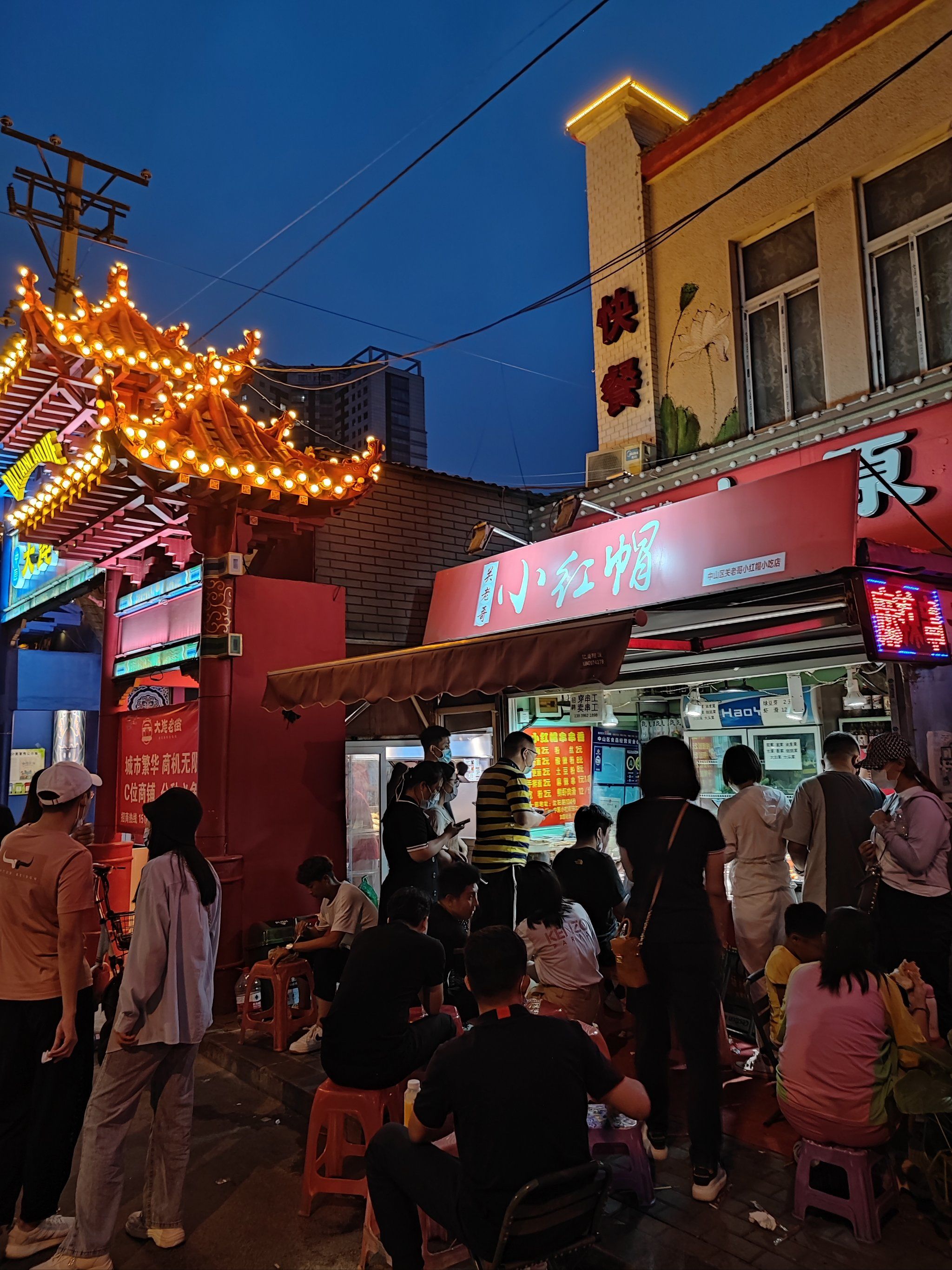 原来叫中原小吃街,现在改名大连老街,就是我最喜欢的小吃集合地～
