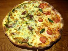 玛格丽特双拼披萨-JINNS锦时 steak&pizza(浸信会礼拜堂旧址店)