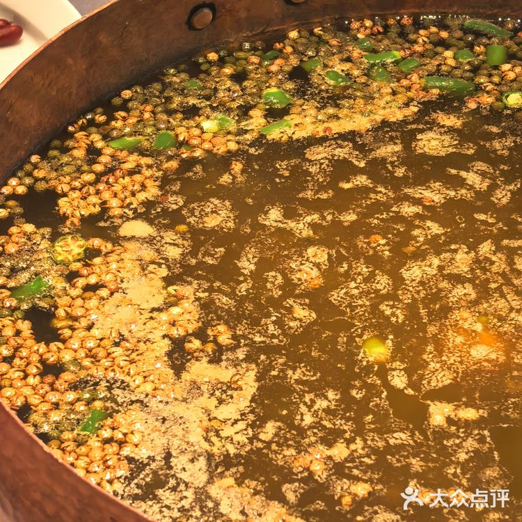 这家鱼火锅，一吃难忘！锅底麻辣浓郁，香气扑鼻