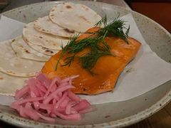 烟熏三文鱼配烤饺子皮和芥末籽酱-BOR Eatery(安福路店)