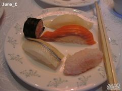 寿司类。。。米饭干涩。。。-亮马河饭店翠雅咖啡厅