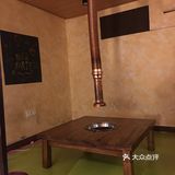 包房里没有人，简单看了一下，韩式的小桌子