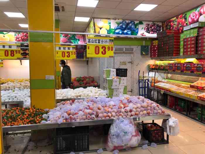 江丰水果大卖场(龙华西路店)-"去看展览的路上,公交车站下来就遇到了