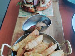 双蛋指椒牛肉汉堡-魏斯理汉堡(西安沣东吾悦店)