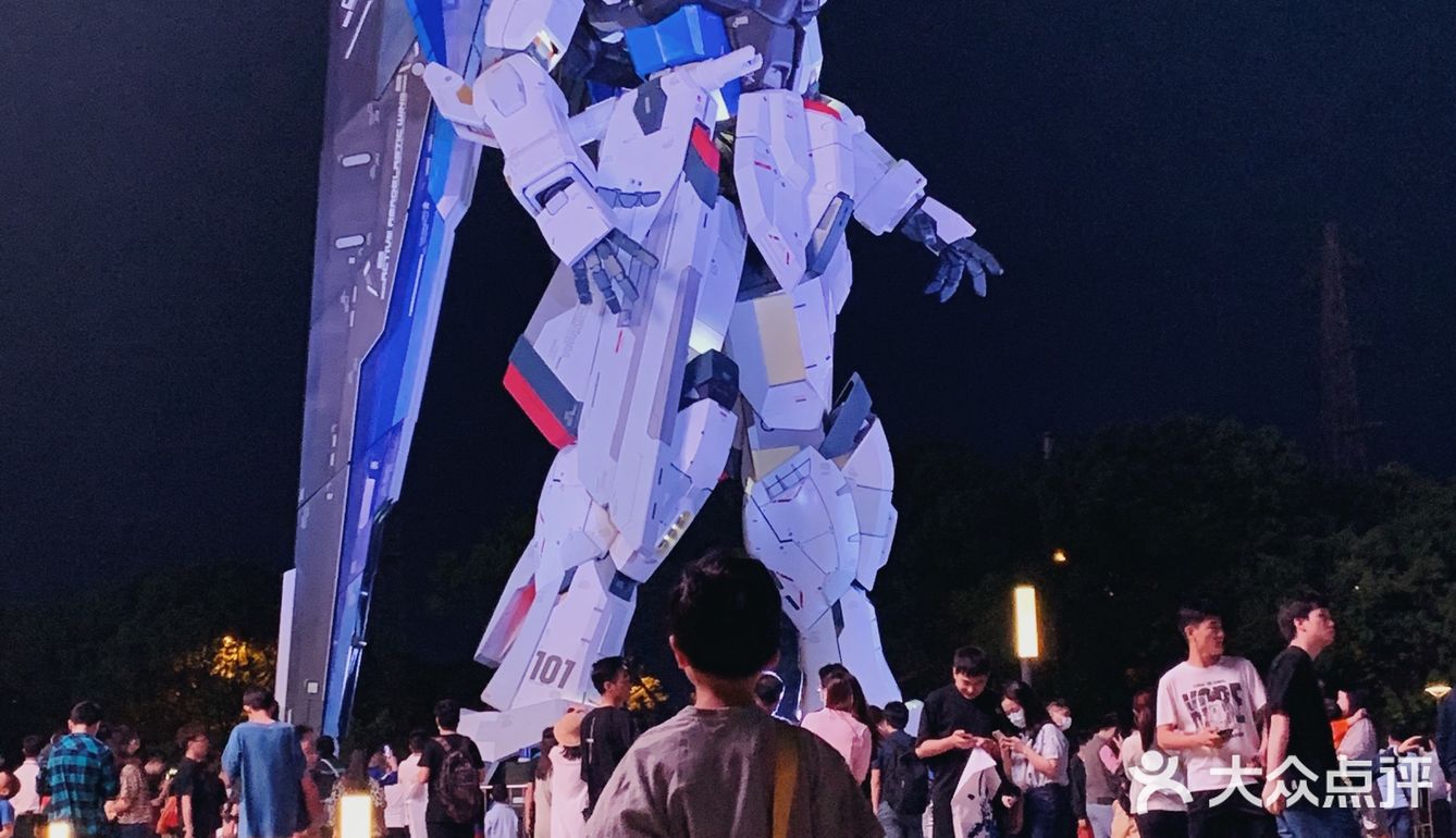 终于打卡金桥的18米巨型高达 现场真的燃爆