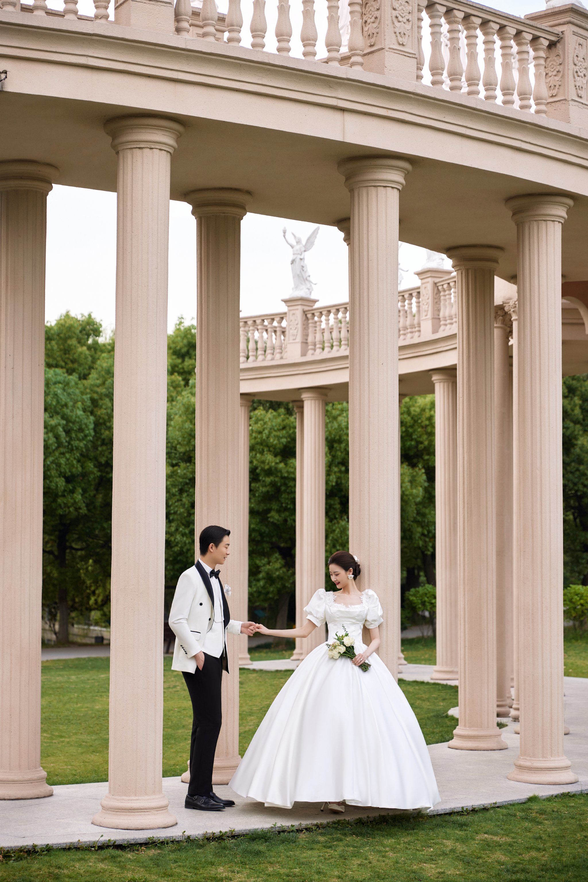 婚纱照
让整个婚纱照充满仪式感
沉浸式情绪纪实拍摄
用高级