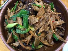 毛笋腊肉煲-万景饭店·鱼街农家菜