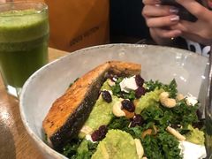 煎三文鱼牛油果色拉-Wagas沃歌斯(太古汇店)