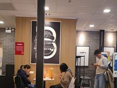 -麦当劳(上海虹桥站30B检票口楼上)