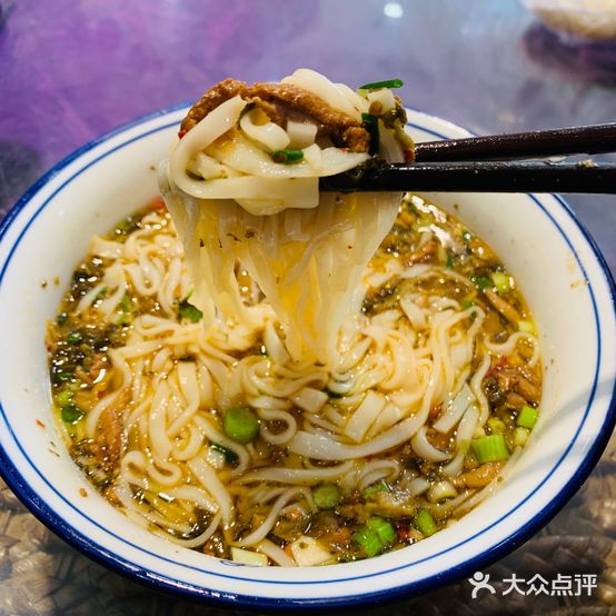 呷品柳屋里传统粉面铺