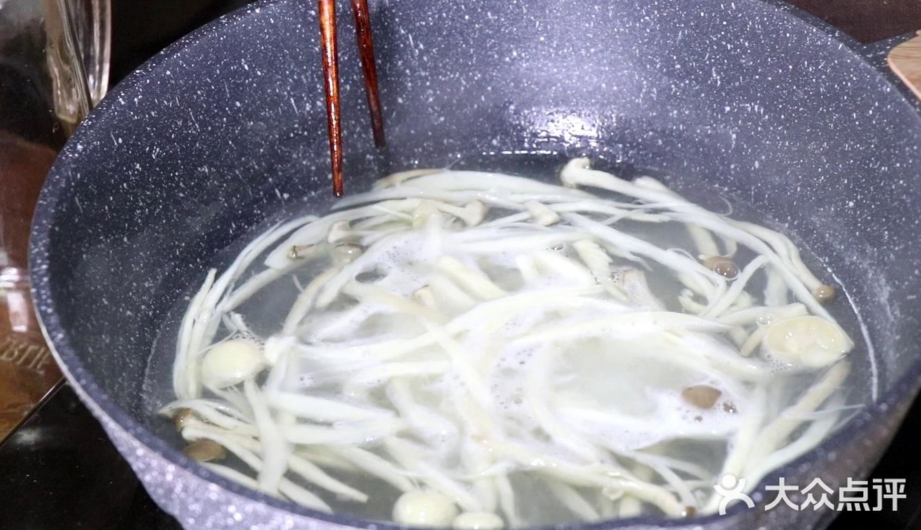 夏日必备的虾仁杂菌凉面，配酸甜汁和麻酱