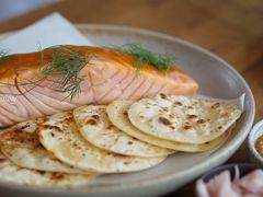 烟熏三文鱼配烤饺子皮和芥末籽酱-BOR Eatery(安福路店)
