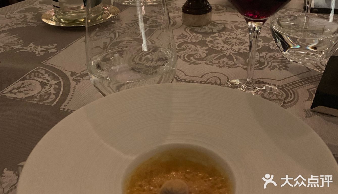 因为不饿没点甜品，二个人共消费了将近1800